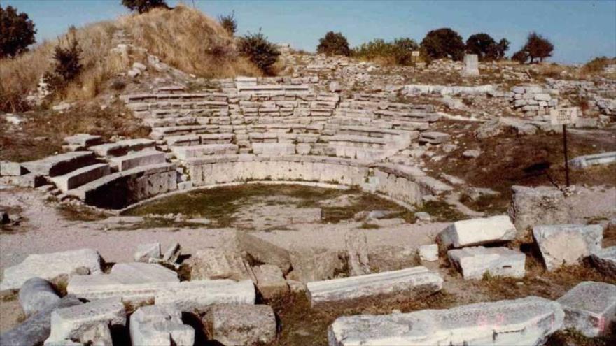 Ruinas del anfiteatro en la antigua ciudad de Troya en Turquía.