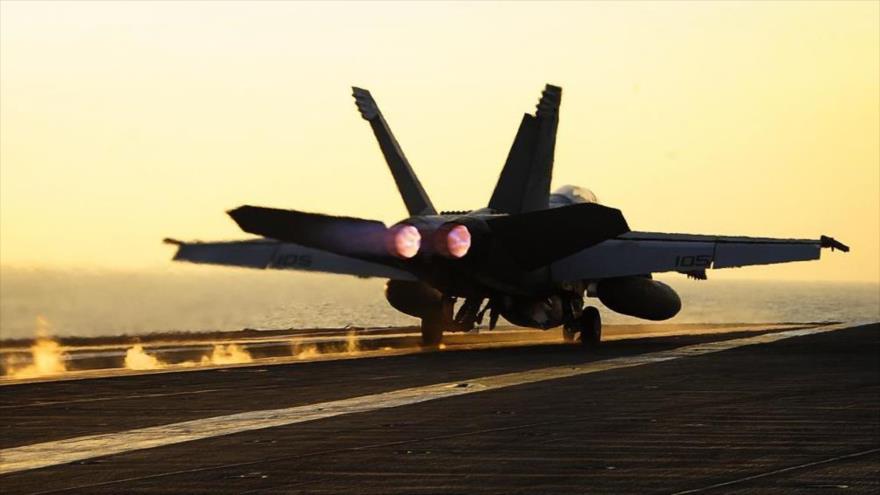 Un avión de combate de EE.UU. despega de su base para lanzar ataques aéreos en el marco de los bombardeos de la coalición anti-EIIL.