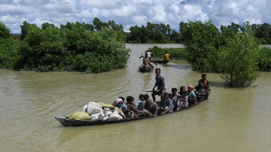 Desplazados rohingyas cruzan el río Naf desde Myanmar hacia Bangladesh, 9 de octubre de 2017.