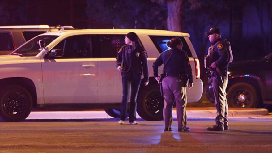 Agentes de la policía investigan las causas del tiroteo registrado en la Universidad Texas Tech en el citado estado de EE.UU., 9 de octubre de 2017.
