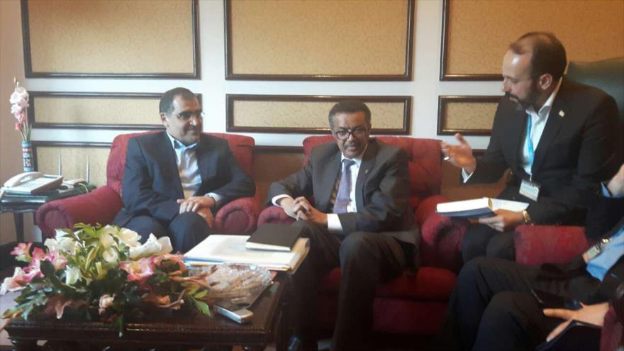 Ministro iraní de Salud, Seyed Hasan Qazizadeh Hashemi (izda.) visita a director general de OMS, Tedros Ghebreyesu, en Islamabad, 9 de octubre de 2017.