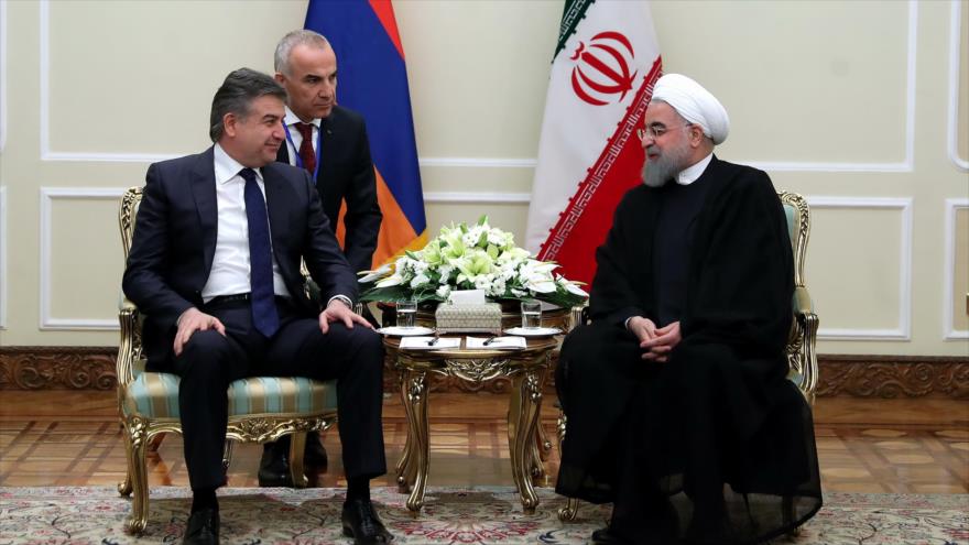 El presidente de Irán, Hasan Rohani (dcha.), se reúne con el primer ministro de Armenia, Karen Karapetyan, en Teherán, 10 de octubre de 2017.