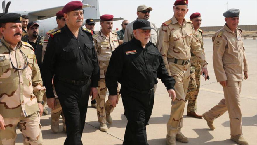 El primer ministro de Irak, Haidar al-Abadi (centro), junto a varios comandantes de las Fuerzas Armadas llegan a Mosul.