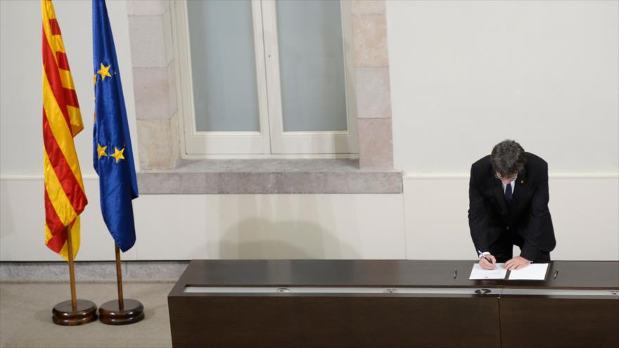 El presidente de la Generalitat, Carles Puigdemont, firma la declaración de independencia, 10 de octubre de 2017.