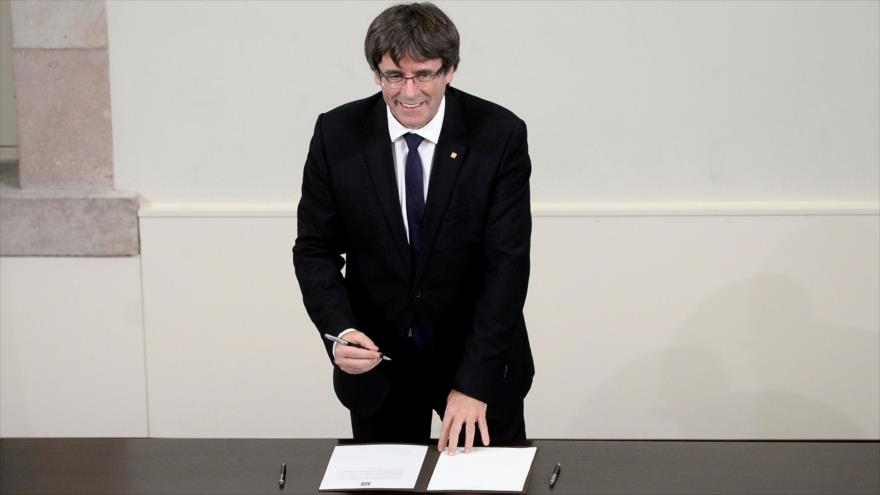 El presidente de la Generalitat, Carles Puigdemont, firma el documento de declaración de independencia, 10 de octubre de 2017. 