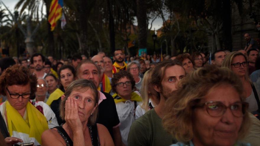Los partidarios de la independencia de Cataluña escuchan el discurso del presidente catalán, Carles Puigdemont, Barcelona, 10 de octubre de 2017.