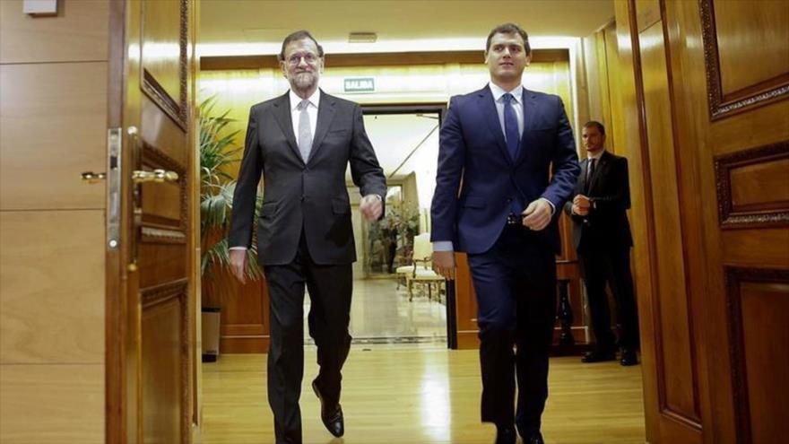 El líder de Ciudadanos, Albert Rivera (dcha.), y el presidente del Gobierno español, Mariano Rajoy, llegan al Congreso.