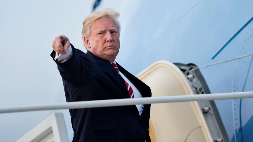 El presidente de EE.UU., Donald Trump, en las escaleras de Air Force 1, 7 de octubre de 2017.