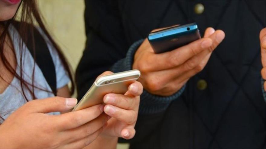 Alertan que el uso excesivo de móviles y ordenadores puede aumentar casos de artrosis.