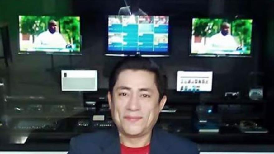 El comunicador hondureño Osmin Antonio España Chávez, en la sala del control de la cadena televisiva el Canal 80.
