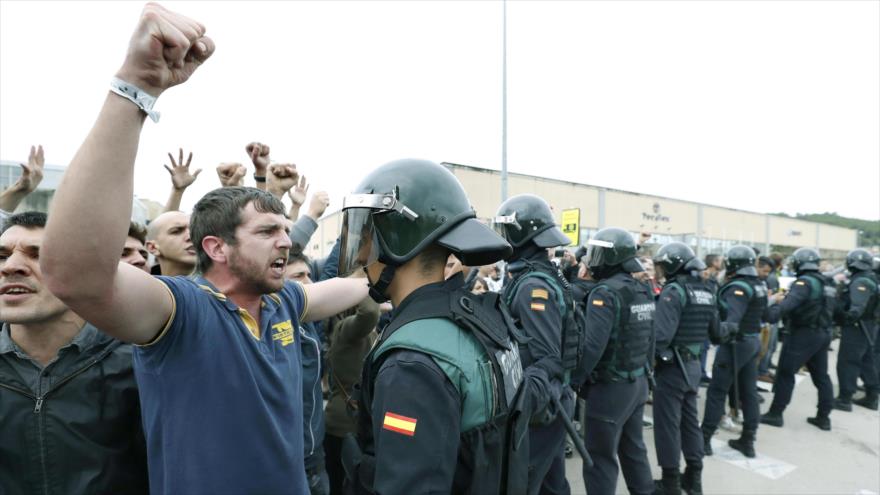 Las fuerzas de la Policía Nacional de España tratan de impedir el referéndum independentista de Cataluña, 1 de octubre de 2017.
