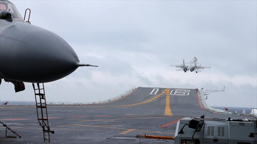 Un caza J-15 chino despega del portaaviones Liaoning de la Marina durante una maniobra militar, enero de 2017.