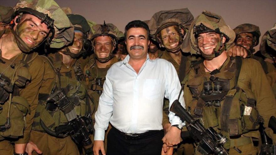 El exministro de asuntos militares de Israel, Amir Peretz (centro), durante una visita a soldados israelíes en la frontera con El Líbano, 2006.