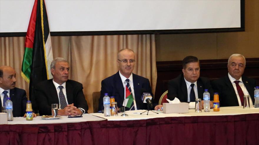 El primer ministro palestino, Rami Hamdalá (centro) se reúne con miembros de HAMAS y Al-Fatah en la ciudad de Gaza, 4 de octubre de 2017.