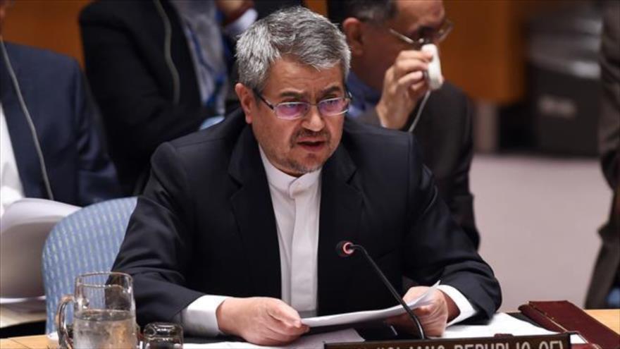El embajador iraní ante la ONU, Qolamali Joshru, habla durante una sesión del CSNU en Nueva York (EE.UU.).