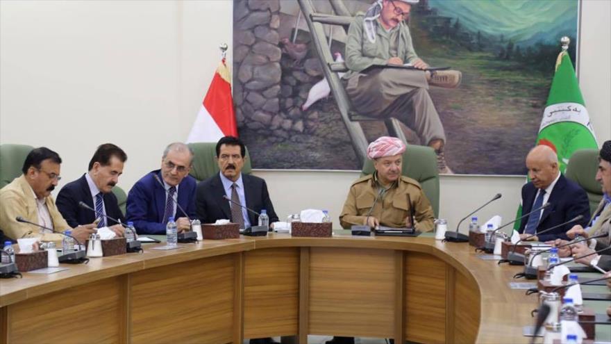 El presidente regional de Kurdistán iraquí, Masud Barzani (centro), preside una reunión en Kirkuk, 2 de octubre de 2017.