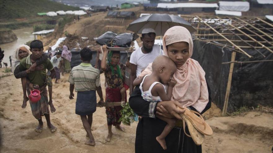 Cientos de miles de refugiados rohingyas huyen de Myanmar por represión militar de fuerzas birmanas.