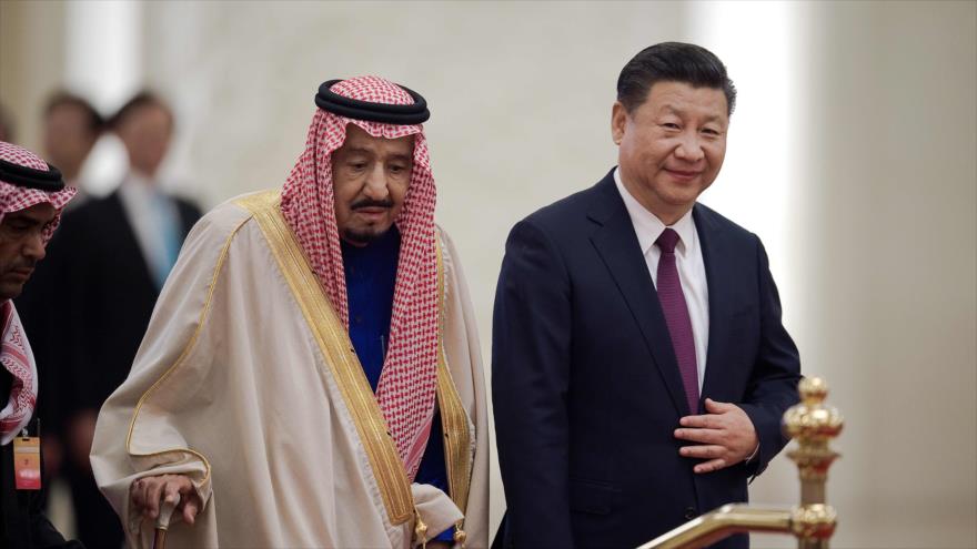 El rey saudí, Salman bin Abdulaziz Al Saud (izda.) se encuentra con el presidente chino Xi Jinping en Pekín, 16 de marzo de 2017.