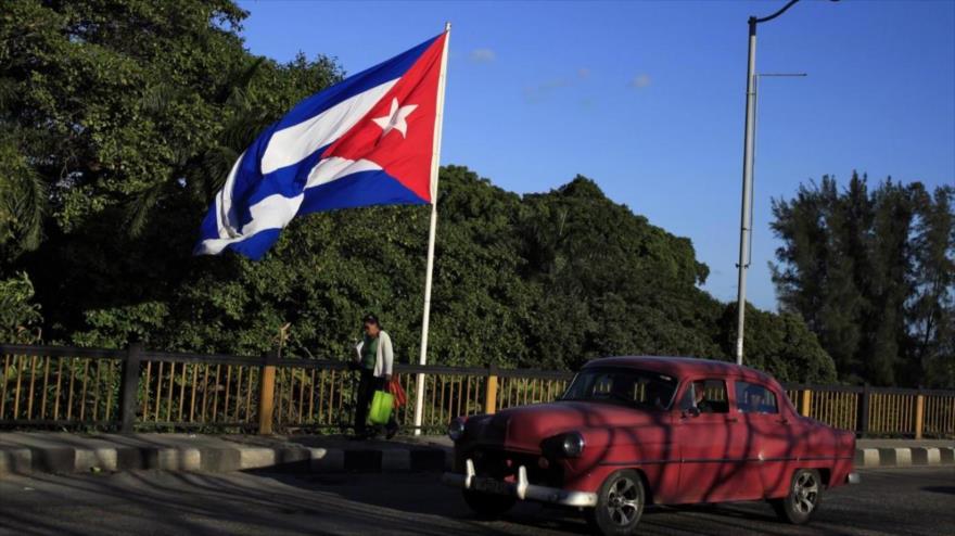Una bandera cubana ondea sobre el puente Almendares, en La Habana, 26 de febrero de 2016.