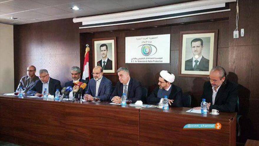 Abdolali Ali Asgari, presidente de IRIB (4º de izda.) se reúne con el ministro sirio de Información (3º de dcha.) en Damasco, 13 de octubre de 2017.