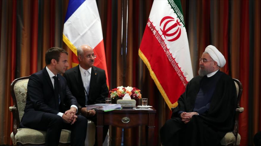 Los presidentes de Francia e Irán, Emmanuel Macron (izda.) y Hasan Rohani (dcha.), respectivamente, se reúnen en la ONU, 18 de septiembre de 2017.