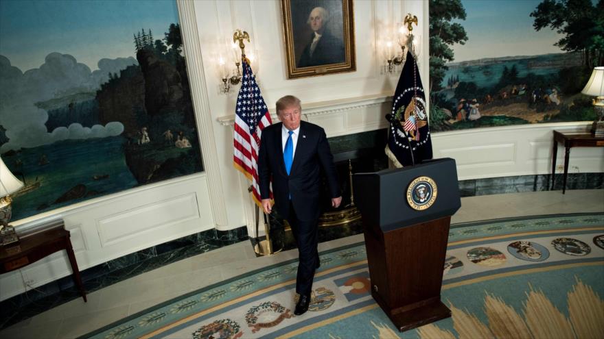 El presidente de EE.UU., Donald Trump, termina una conferencia de prensa sobre el acuerdo nuclear iraní en la Casa Blanca, 13 de octubre de 2017.