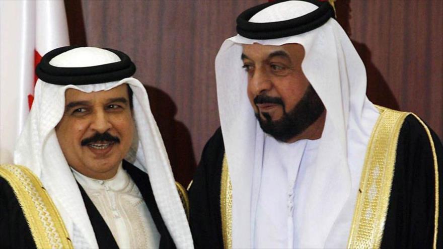 El presidente de los Emiratos Árabes Unidos, el jeque Khalifa bin Zayed Al Nahyan, (dcha.) y el rey de Bahréin, Hamad bin Isa Al Jalifa.