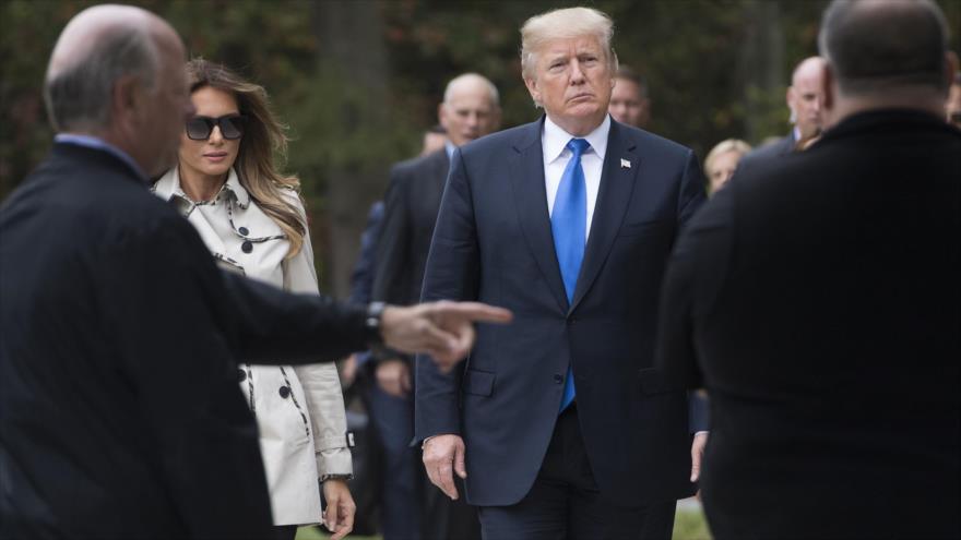 El presidente de EE.UU., Donald Trump, y su esposa, Melania Trump, ven una demostración de perros K-9 en Beltsville, Maryland, 13 de octubre de 2017.