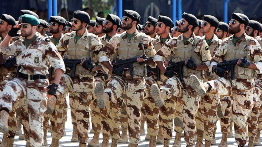 Miembros del Cuerpo de Guardianes de la Revolución Islámica (CGRI) en un desfile militar.