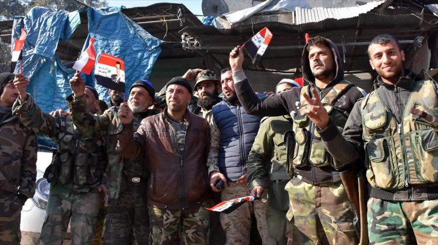 Soldados del Ejército de Siria celebran su avance antiterrorista en Alepo.