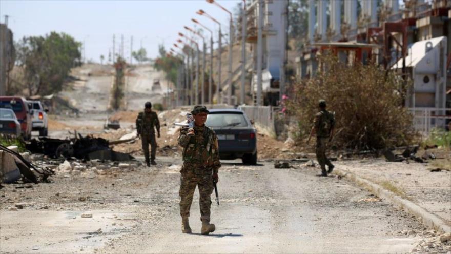 Miembros de las llamadas Fuerzas Democráticas Sirias (FDS) patrullan en la ciudad de Al-Raqa.