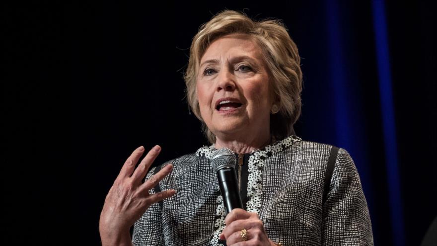La exsecretaria de Estado de EE.UU. Hillary Clinton habla durante un evento cultural en Nueva York, 1 de junio de 2017.
