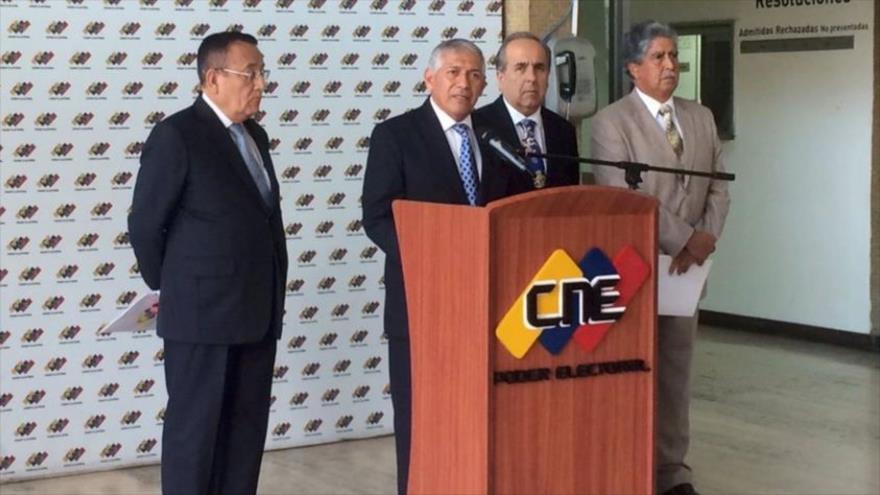 El presidente del Consejo de Expertos Electorales de Latinoamérica (Ceela), Nicanor Moscoso (centro), durante una rueda de prensa en Caracas.