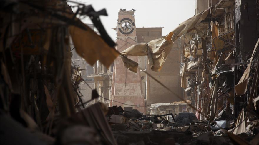 Escombros dejados por enfrentamientos entre las SDF y terroristas de Daesh en Al-Raqa (norte de Siria), 22 de septiembre de 2017.