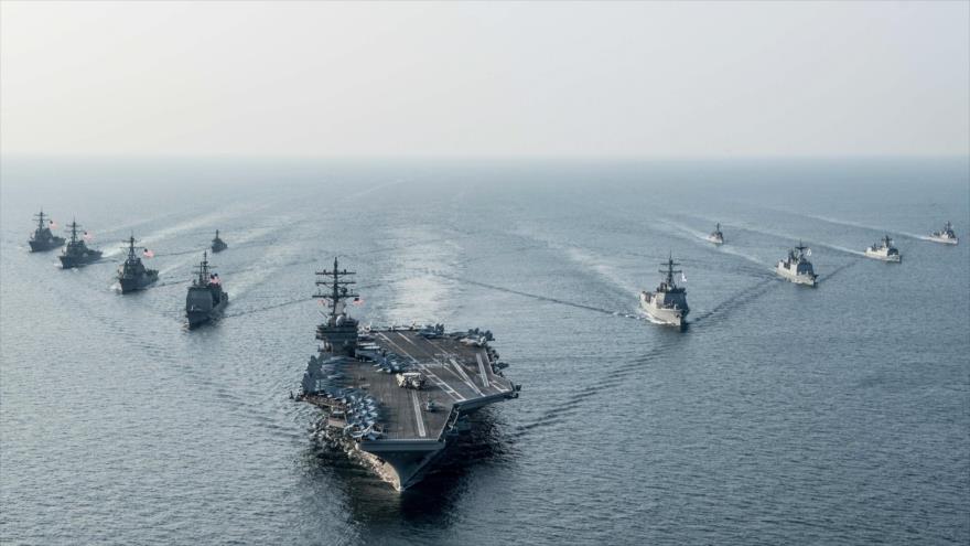 El portaaviones USS Ronald Reagan, en una formación con buques de guerra en el mar de Japón. 