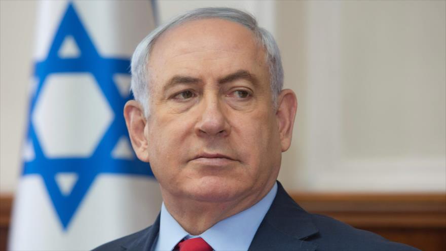El primer ministro israelí, Benyamin Netanyahu, asiste a la reunión semanal de su gabinete en su oficina en Al-Quds (Jerusalén), 1 de octubre de 2017.