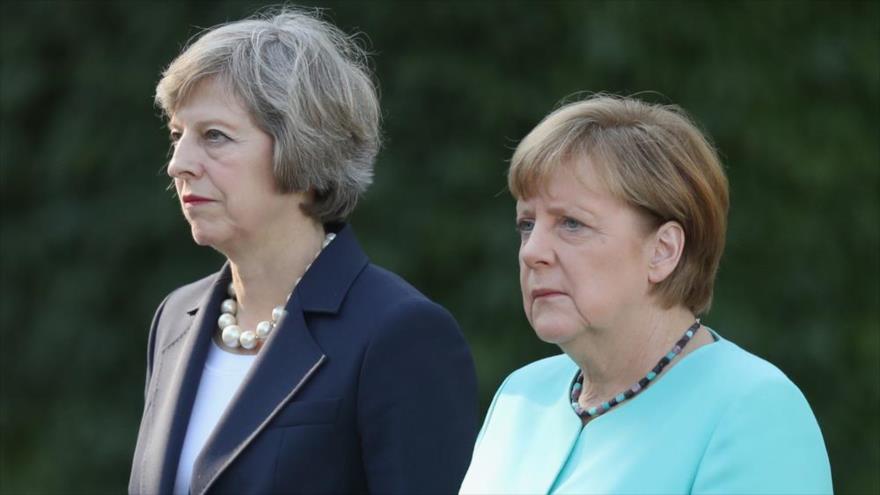 La primera ministra británica, Theresa May (iza.), junto con la canciller alemana, Angela Merkel.