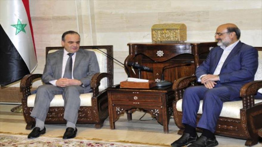 El presidente de la Radio y Televisión Nacional de Irán, Abdolali Ali Asgari (dcha.), reunido con el premier sirio, Emad Jamis, 15 de octubre de 2017.