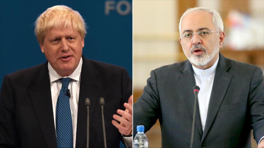 El ministro de Exteriores británico, Boris Johnson (izqda.), y su homólogo iraní, Mohamad Yavad Zarif.