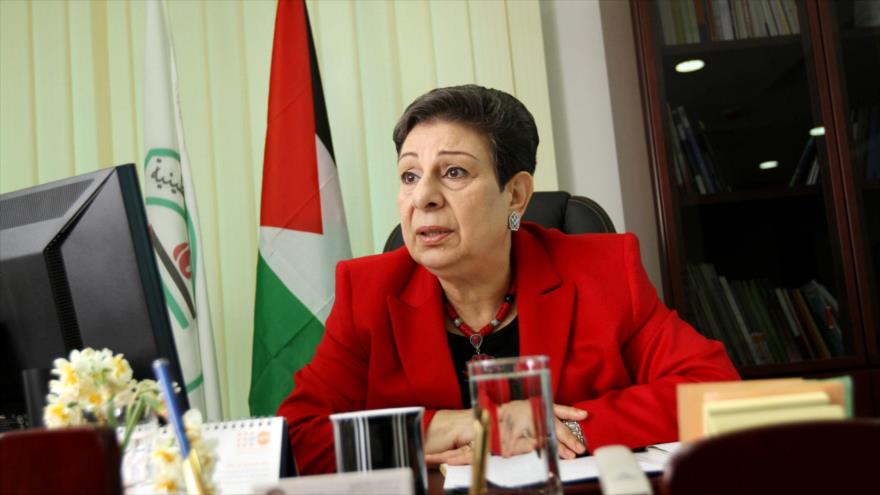 La miembro del comité ejecutivo de la OLP, Hanan Ashrawi, en su oficina.