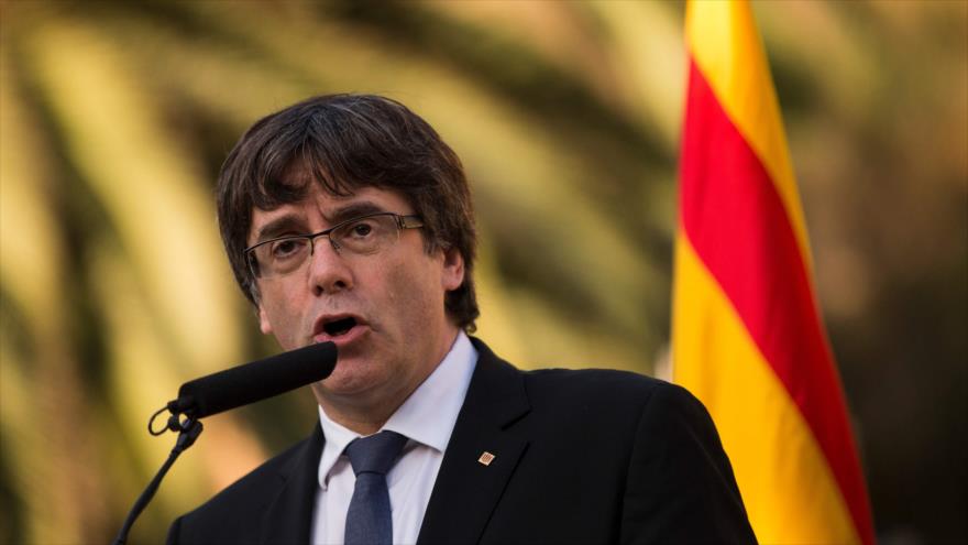 El presidente de la Generalitat, Carles Puigdemont, pronuncia un discurso en Barcelona, 15 de octubre de 2017.