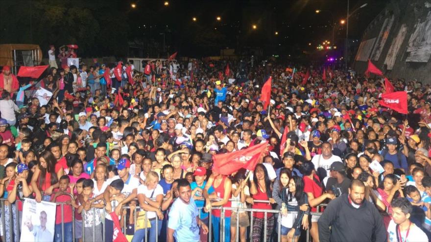 Los venezolanos celebran la victoria del Partido Socialista Unido de Venezuela (PSUV) en las elecciones regionales, 15 de octubre de 2017.