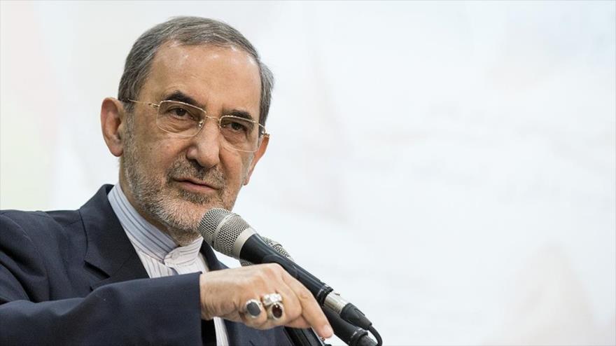 Ali Akbar Velayati, asesor del Líder de la Revolución Islámica de Irán, habla durante un evento cultural en Teherán, 16 de octubre de 2017.