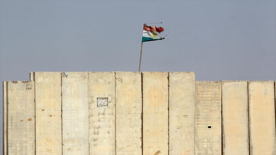 Una bandera kurda en una posición de combatientes kurdos (Peshmerga) en las afueras del sur de Kirkuk, 14 de octubre de 2017. 