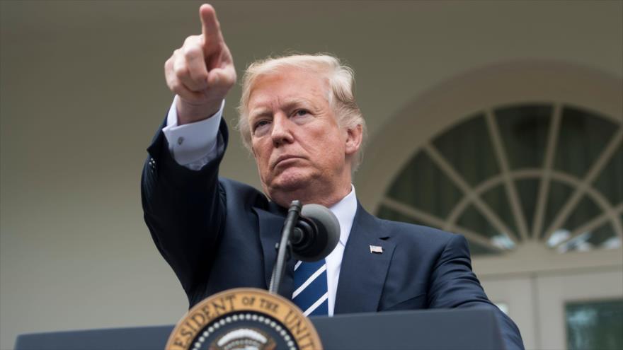 El presidente de EE.UU., Donald Trump, habla con la prensa en el jardín de la Casa Blanca en Washington, 16 de octubre de 2017.