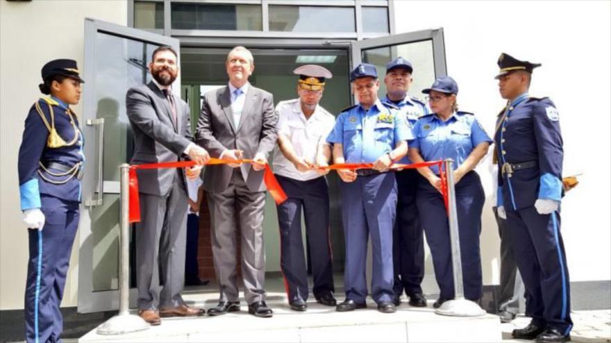 El embajador ruso en Nicaragua, Andrei Budaev (2-izq.), y autoridades de la Policía nicaragüense, Managua, 16 de octubre de 2017.