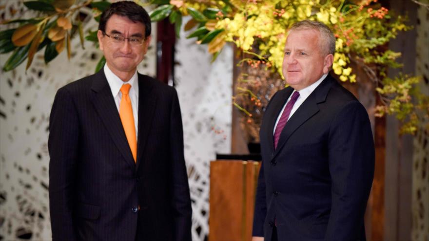 El vicesecretario de Estado de Estados Unidos, John Sullivan, junto con su homólogo japonés, Shinsuke Sugiyama, 17 de octubre de 2017.