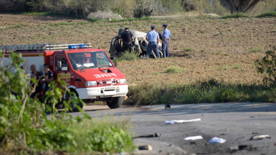 Bomberos y policías revisan los restos del vehículo de la periodista Daphne Caruana Galizia, 16 de octubre de 2017.