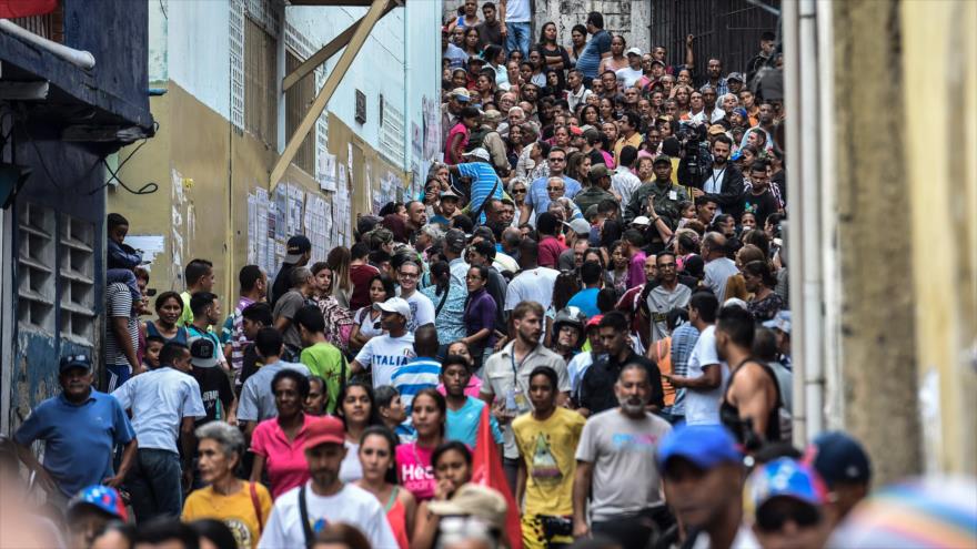 La gente hace cola en un colegio electoral en los comicios regionales en el municipio de Sucre de Caracas (capital venezolana), 15 de octubre de 2017.