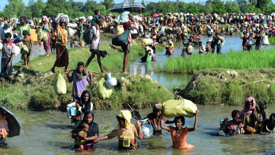 Desplazados rohingyas cruzan el río Naf, fronterizo con Bangladés, en busca de refugio, 16 de octubre de 2017.